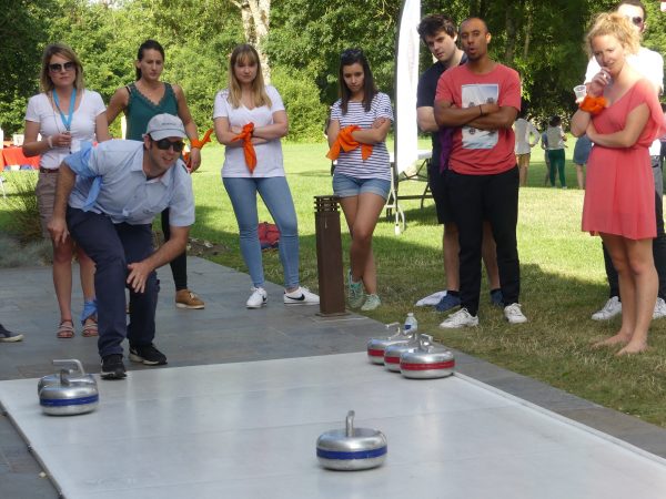 jeu curling olympiades teambuilding agence événementielle nantes insularis